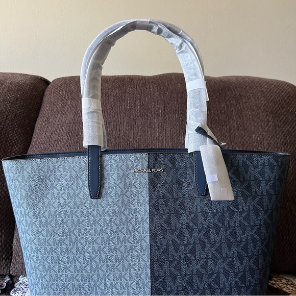 MICHAEL KORS Logo Jet Set Travel Two Tone Navy Multi Tote Shoulder Bag NWT - Picture 3 of 15